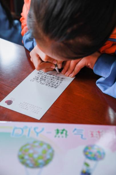 图片包含 人, 桌子, 小孩, 男孩 描述已自动生成