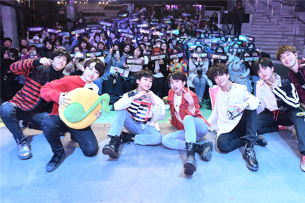 BOY STORY新歌首发会粉丝合影.jpg