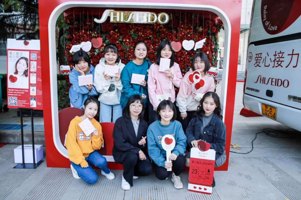 图片包含 人, 小孩, 一群, 人们 描述已自动生成