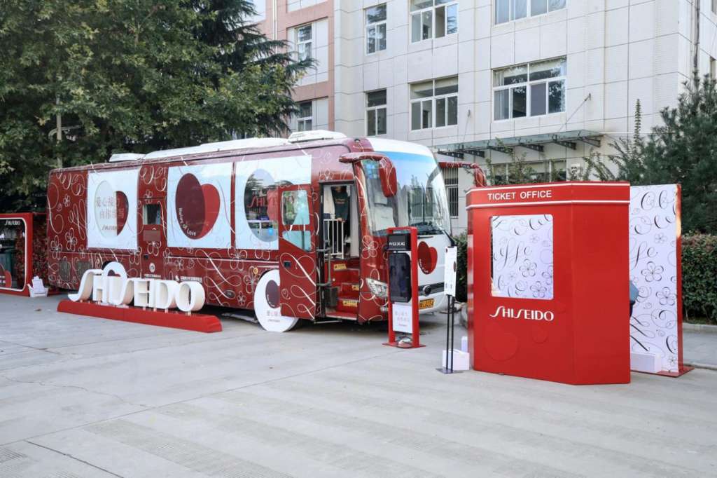 图片包含 户外, 建筑, 卡车, 前 描述已自动生成