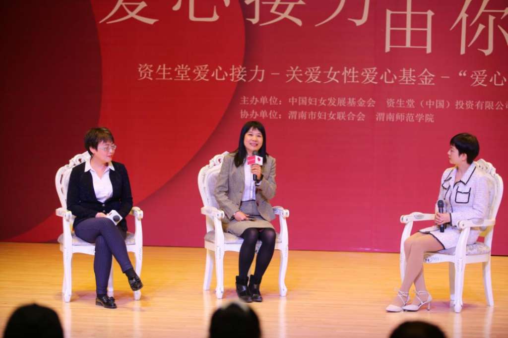 图片包含 人, 院子, 站, 男人 描述已自动生成
