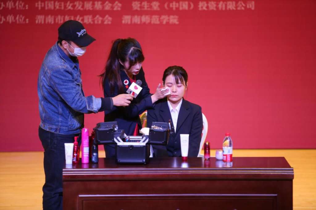 图片包含 室内, 人, 桌子, 橱柜 描述已自动生成