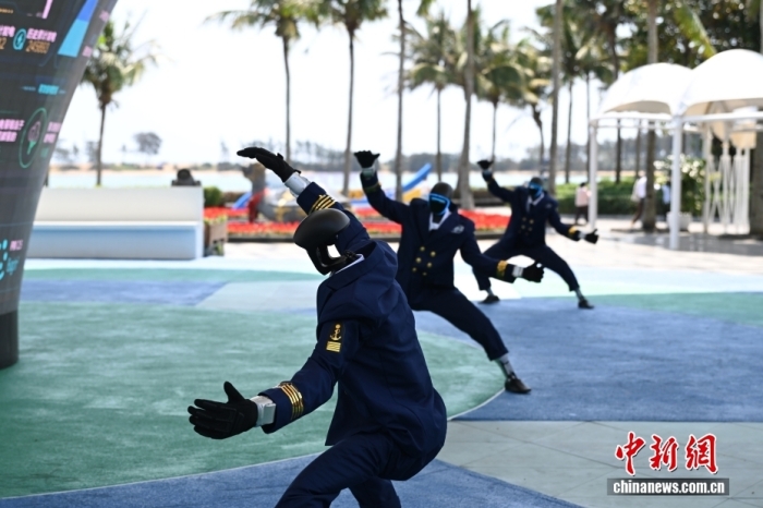 3月24日，海南博鳌，机器人进行舞蹈表演。博鳌亚洲论坛2026年年会于3月24日至27日在海南博鳌举行。<a target='_blank' href='/'>中新社</a>记者 田雨昊 摄