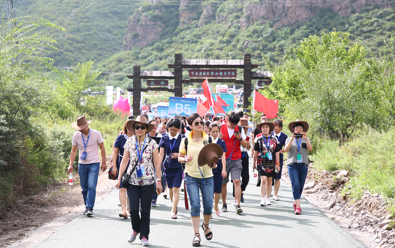 嘉宾观摩段家堡农业公园石佛山国家登山健身步道.JPG