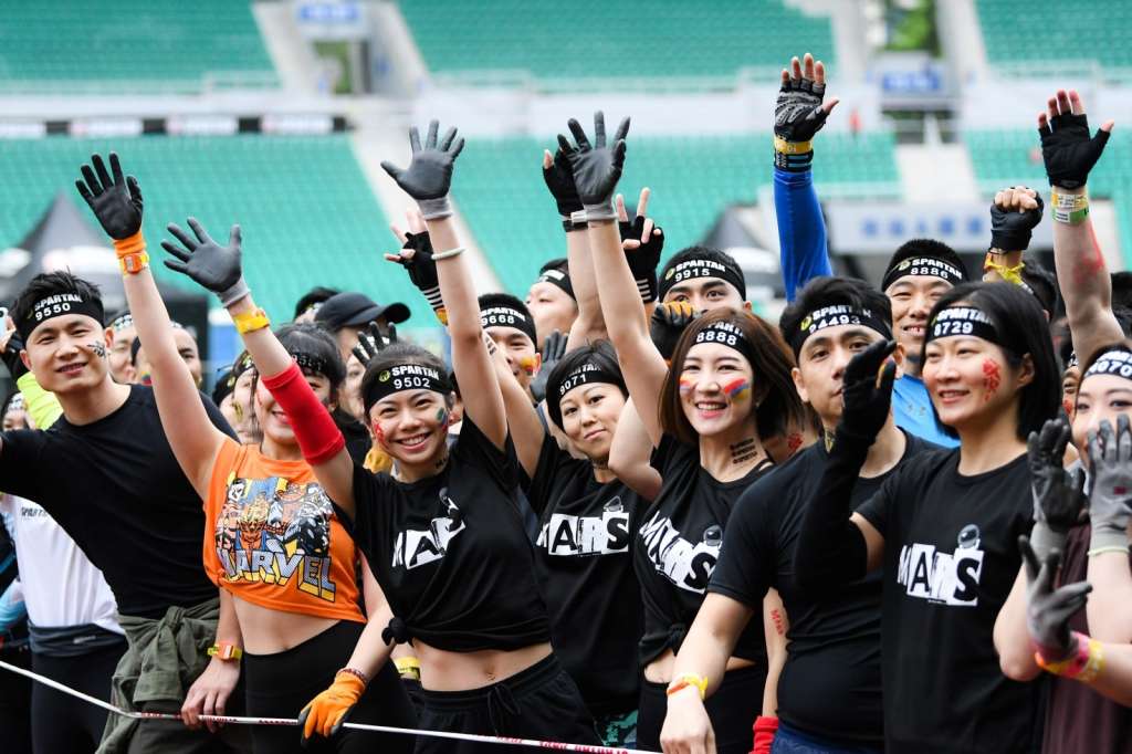 中国大陆首场斯巴达勇士体育场赛亮相广州近5000名潮男潮女变身勇士
