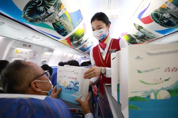 南航集团与珠海市政府共同合作喷涂的“活力珠海号”主题客机首航仪式在广州举行