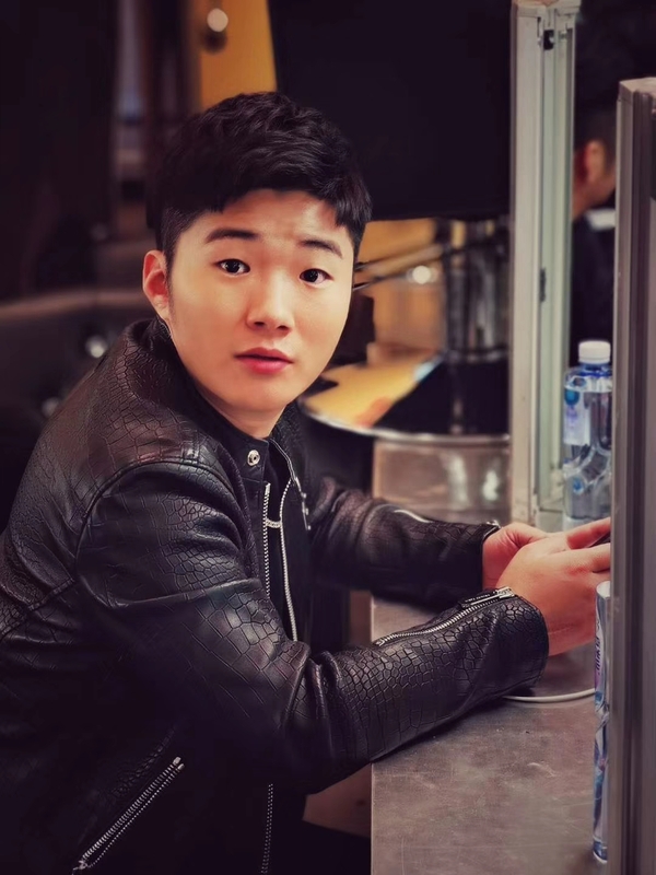 白小白环球冰雪跨年粉丝刷屏成全场弹幕王